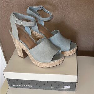 Sun + stone light denim platform chinky heel sandals size 10 new with box